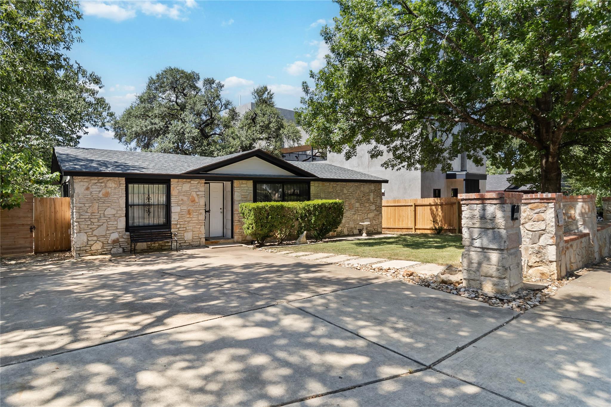 1002 Walter St