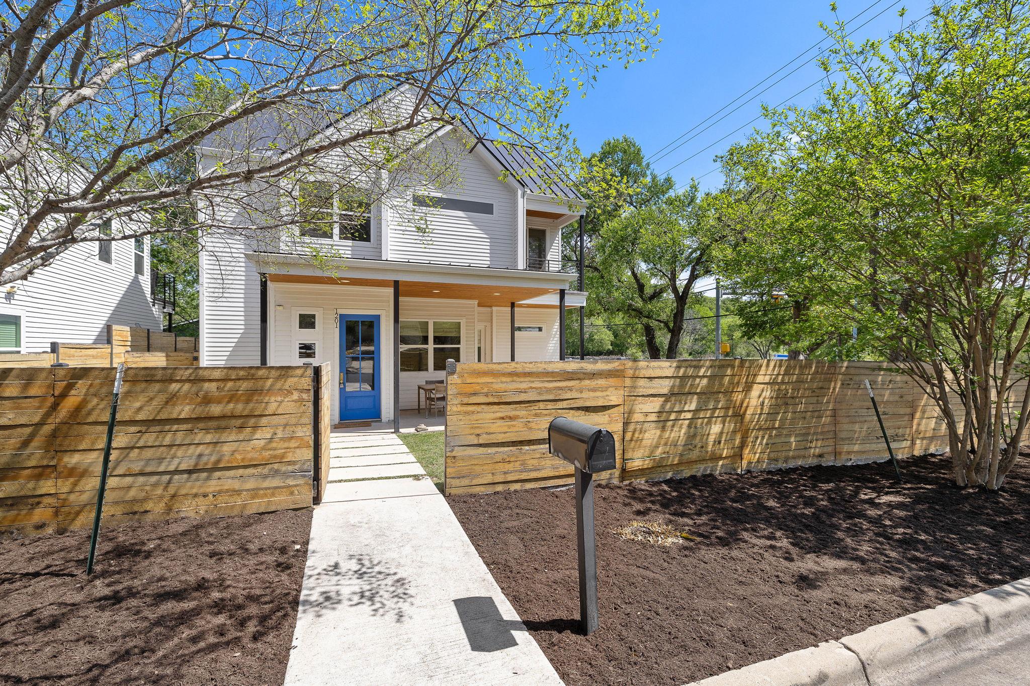 1201 Luna St