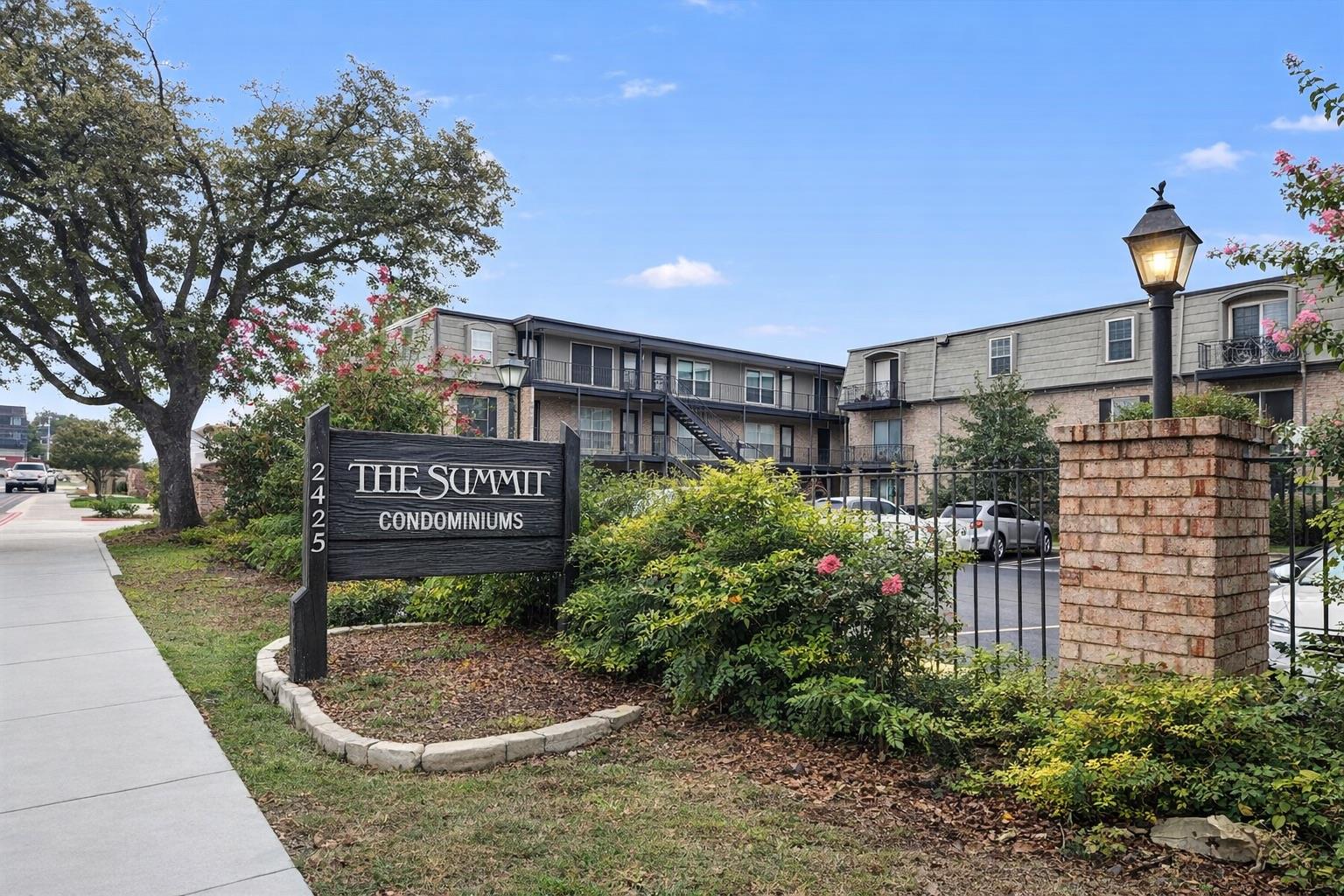 2425 Ashdale Dr