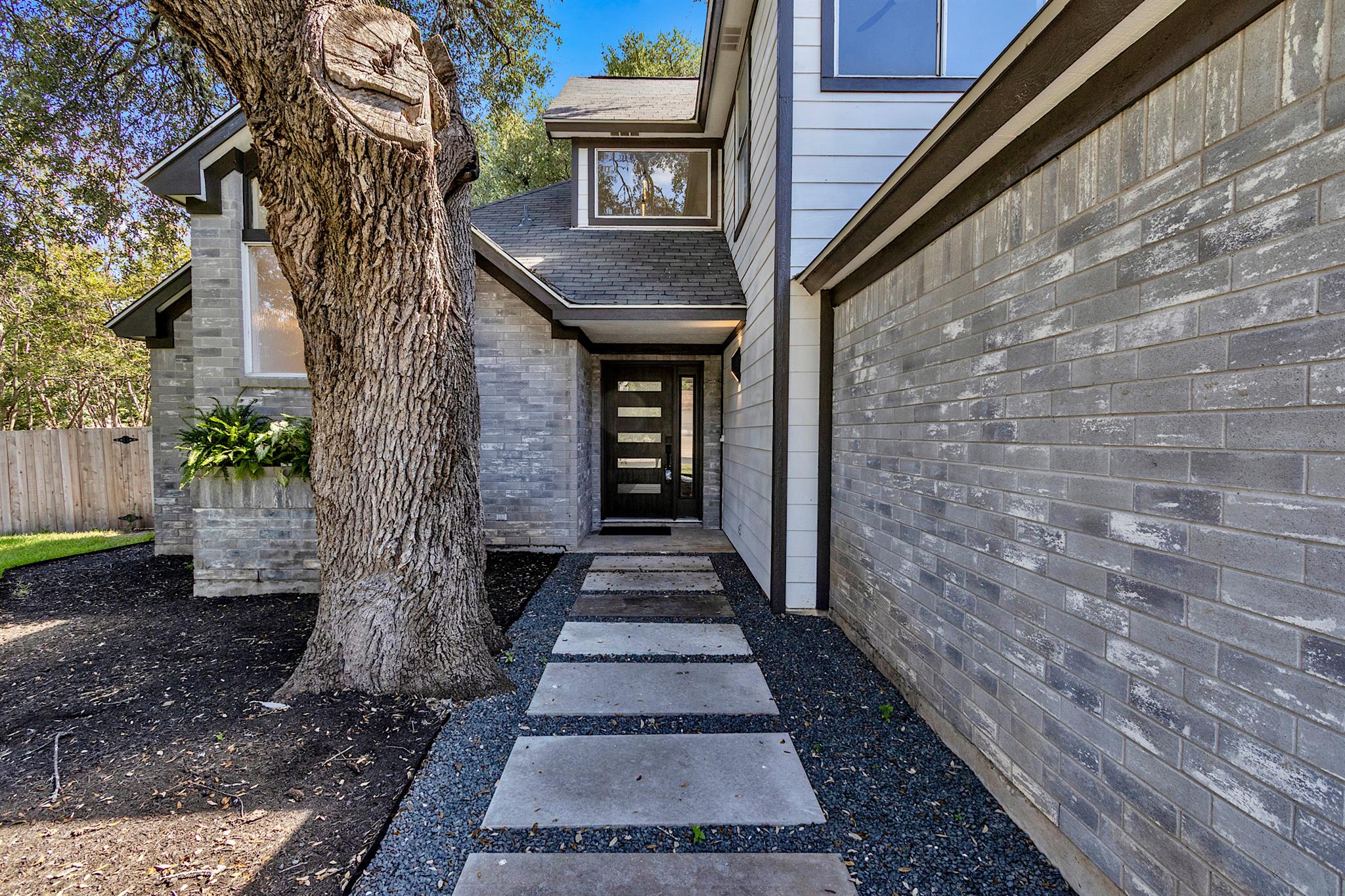 8301 Mendota Cv