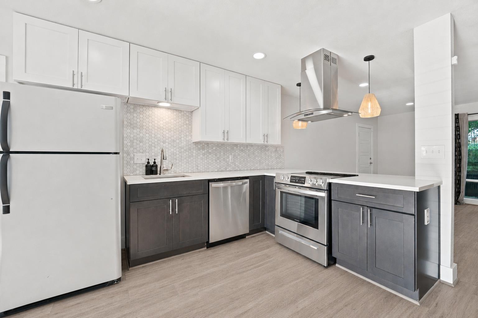 5332 Balcones Dr