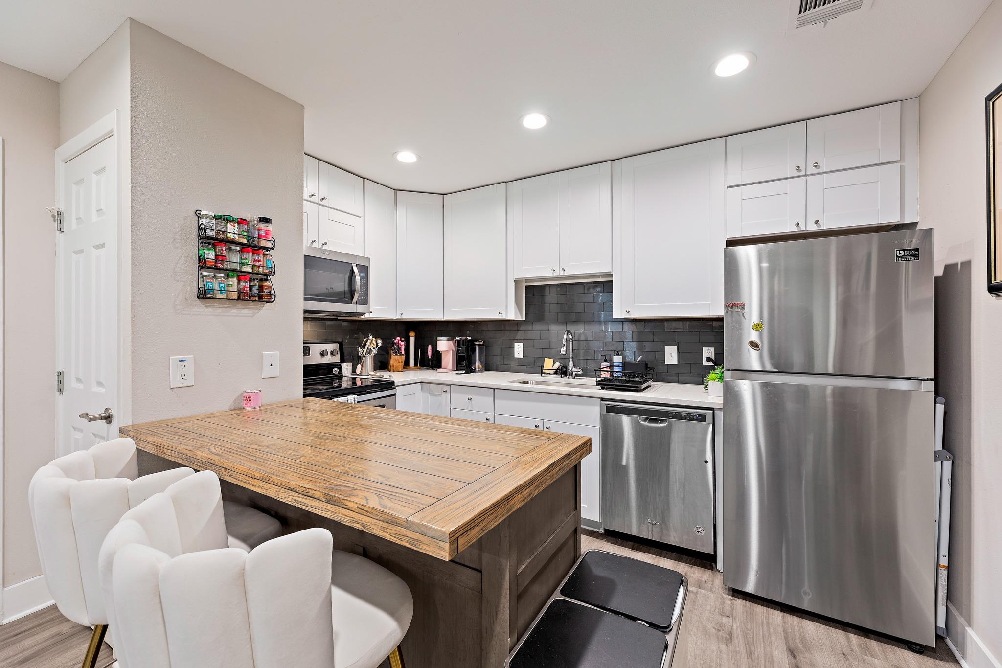 935 La Posada Dr