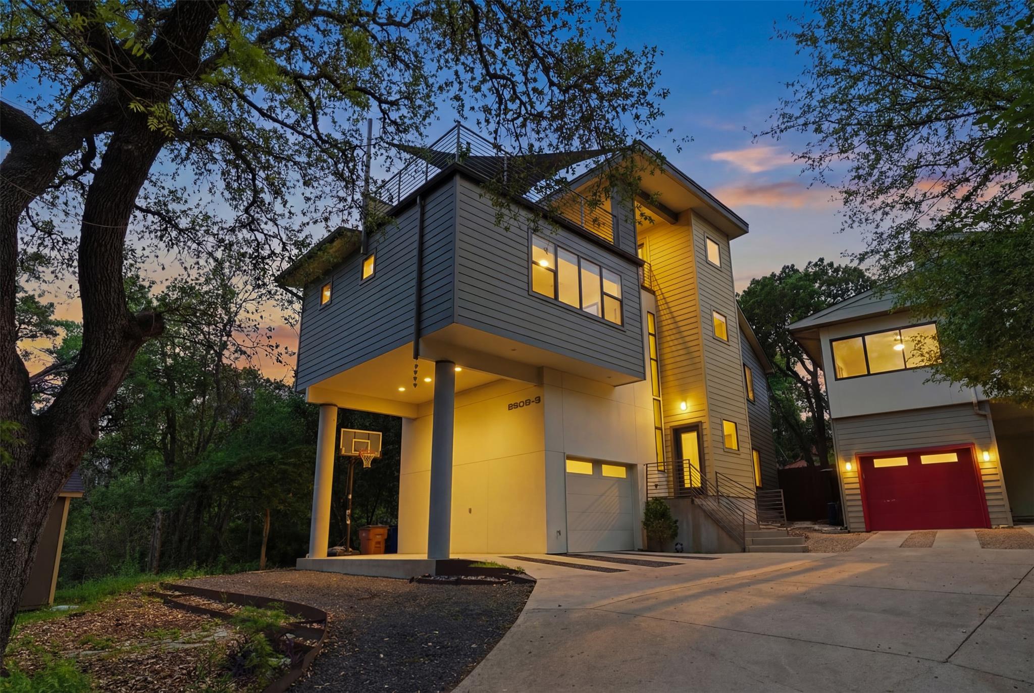 2608 Del Curto Rd