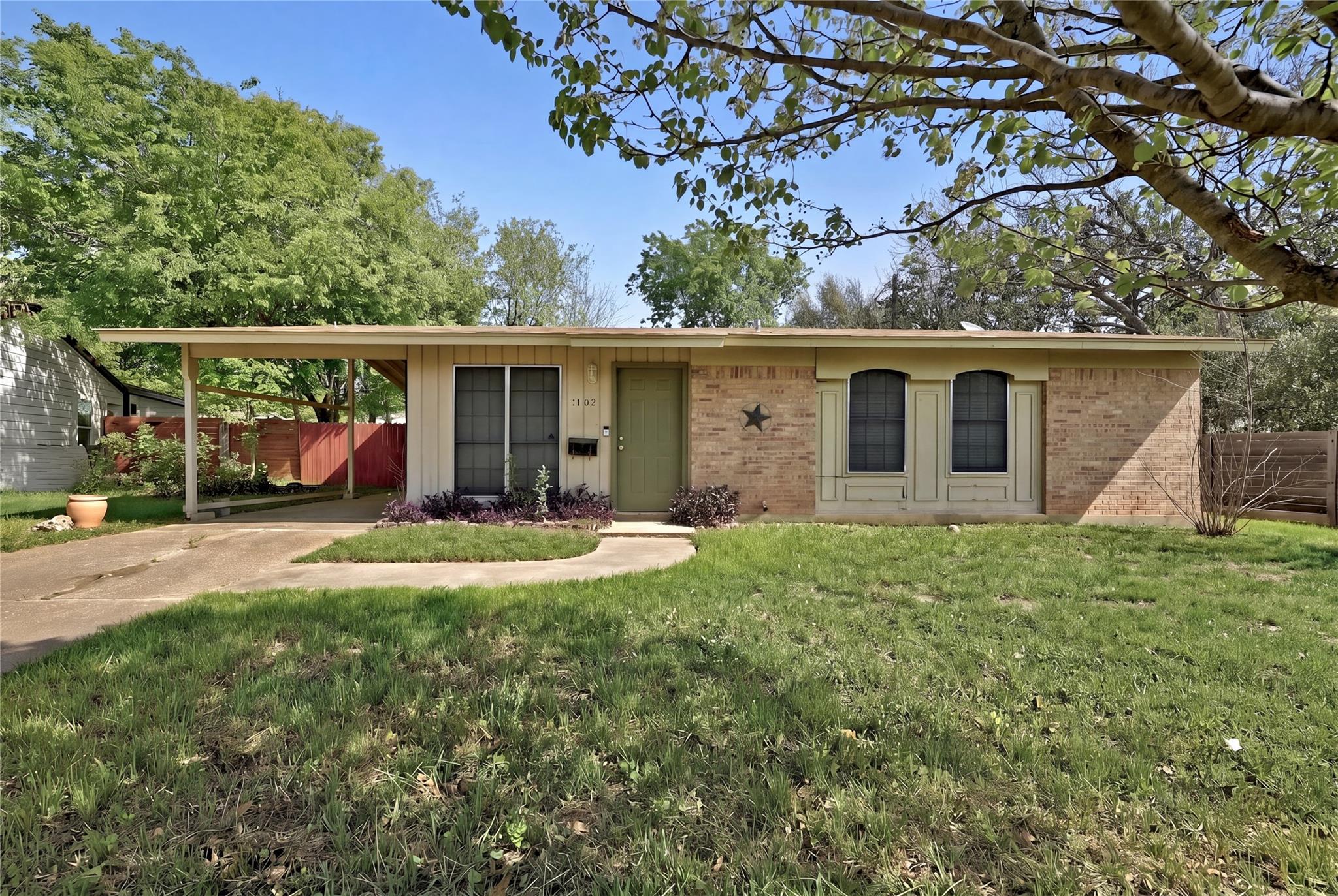 1402 Camelot Cir
