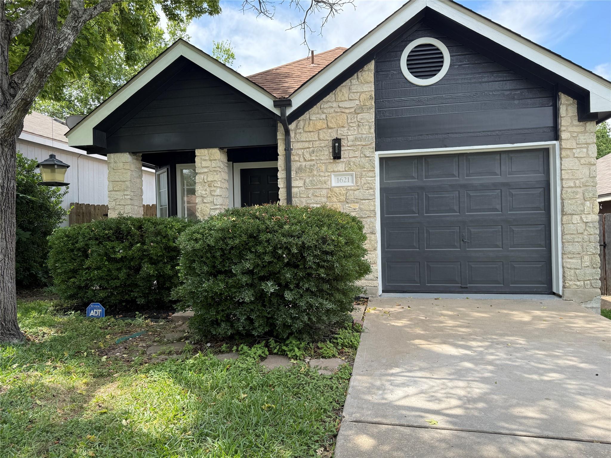1621 Parkfield Cir