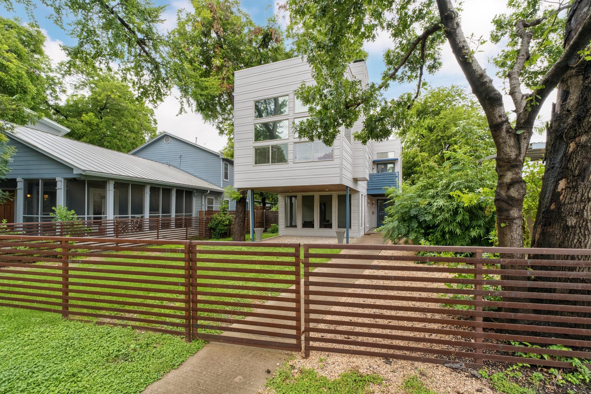 604 LIVE OAK St